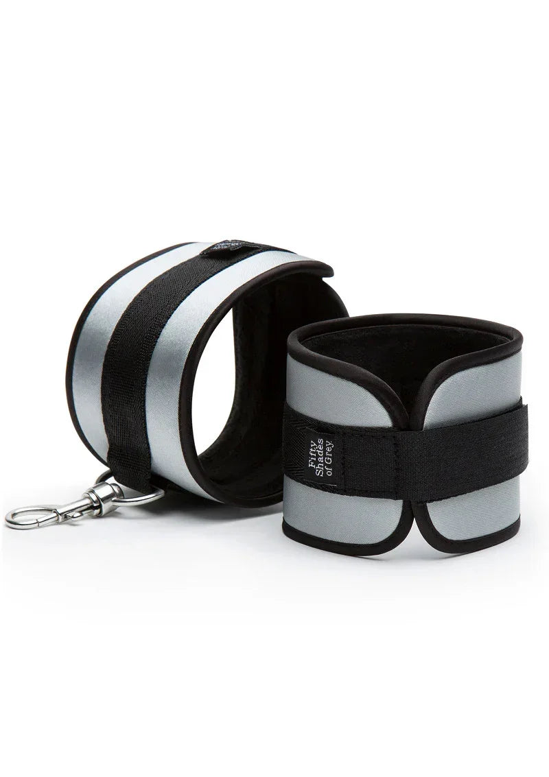 Bestel: Hard Limits Bed Restraint Kit by Fifty Shades of Grey - bij Happytoys.nl, happytoys.be, Happytoys.ae: erotische sex webshop | liever Happy dan Easy ⭐⭐⭐⭐⭐