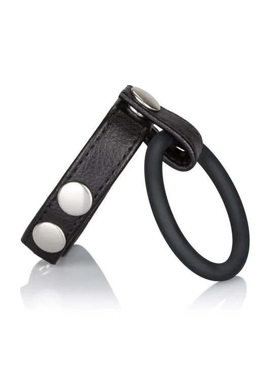Medium leren balspreider van CalExotics, zwarte ring met leren band en twee ronde studs