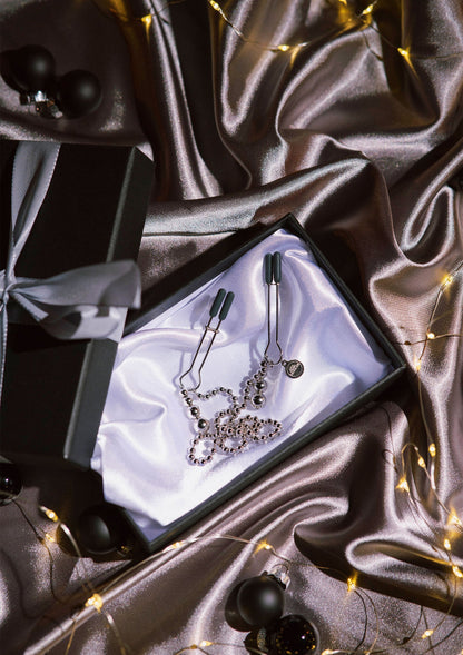 Bestel: At My Mercy Beaded Chain Nipple Clamps Fifty Shades Darker - bij Happytoys: de erotische sex webshop | liever Happy dan Easy ⭐⭐⭐⭐⭐