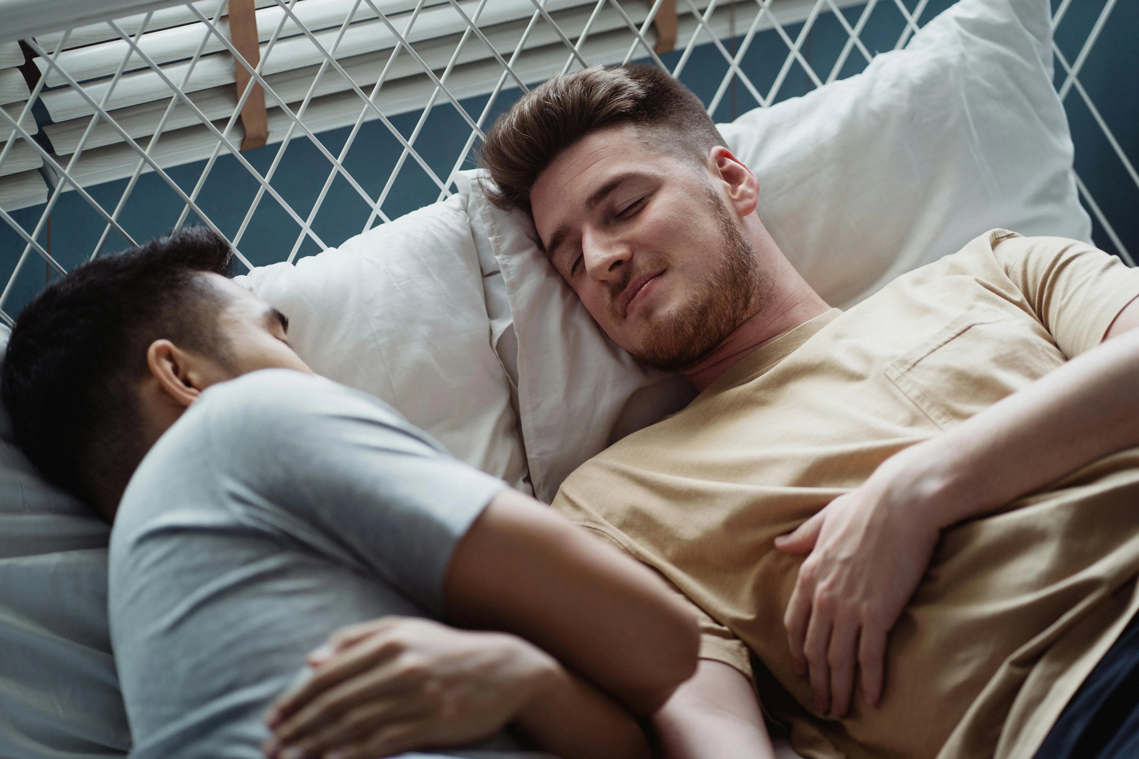 2_mannen_in_bed @ Happytoys Sexshop: online sex shop for Feeling Happy & Easy 😊 the erotic store owned by a woman