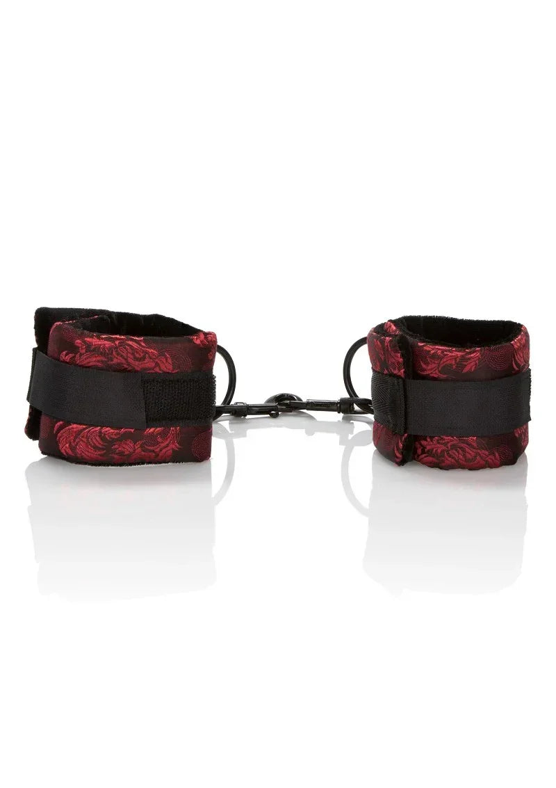 DeScandalUniversalCuffsiseensetvanvierzachteboeienmeteenmiddelstesteunbandtussendeboeien.1 @ Happytoys Sexshop: online sex shop for Feeling Happy & Easy 😊 the erotic store owned by a woman