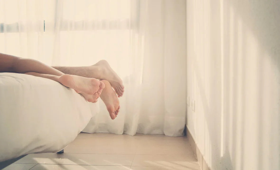 MAN_EN_VROUW_IN_BED @ Happytoys Sexshop: online sex shop for Feeling Happy & Easy 😊 the erotic store owned by a woman